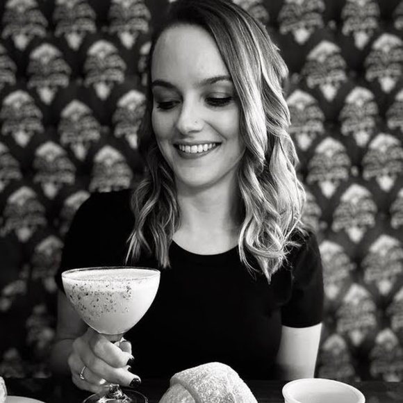 Hi! I'm Cassandra. - Picture 1 of 2